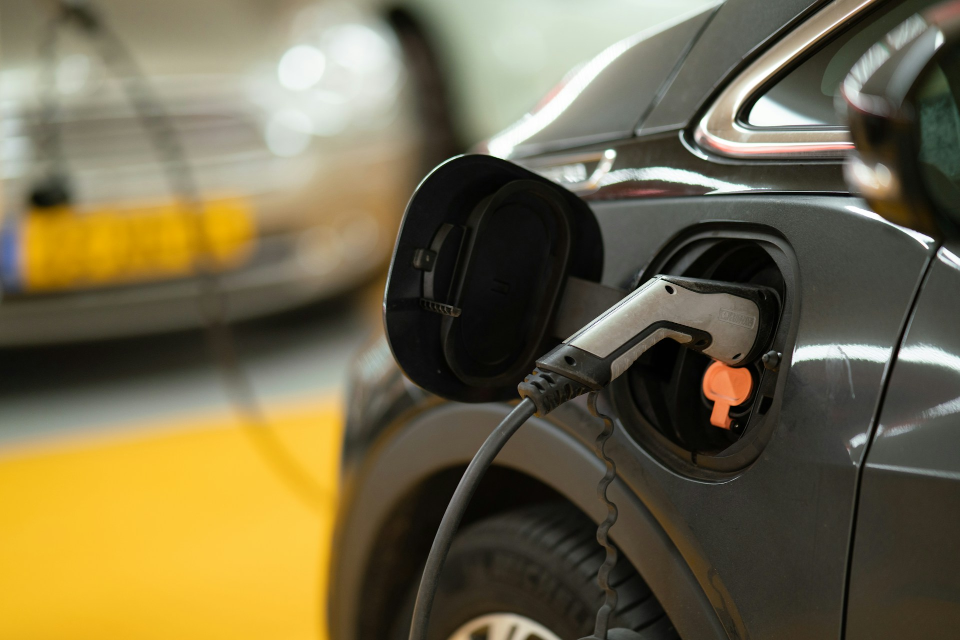 Electric and hybrid vehicle servicing